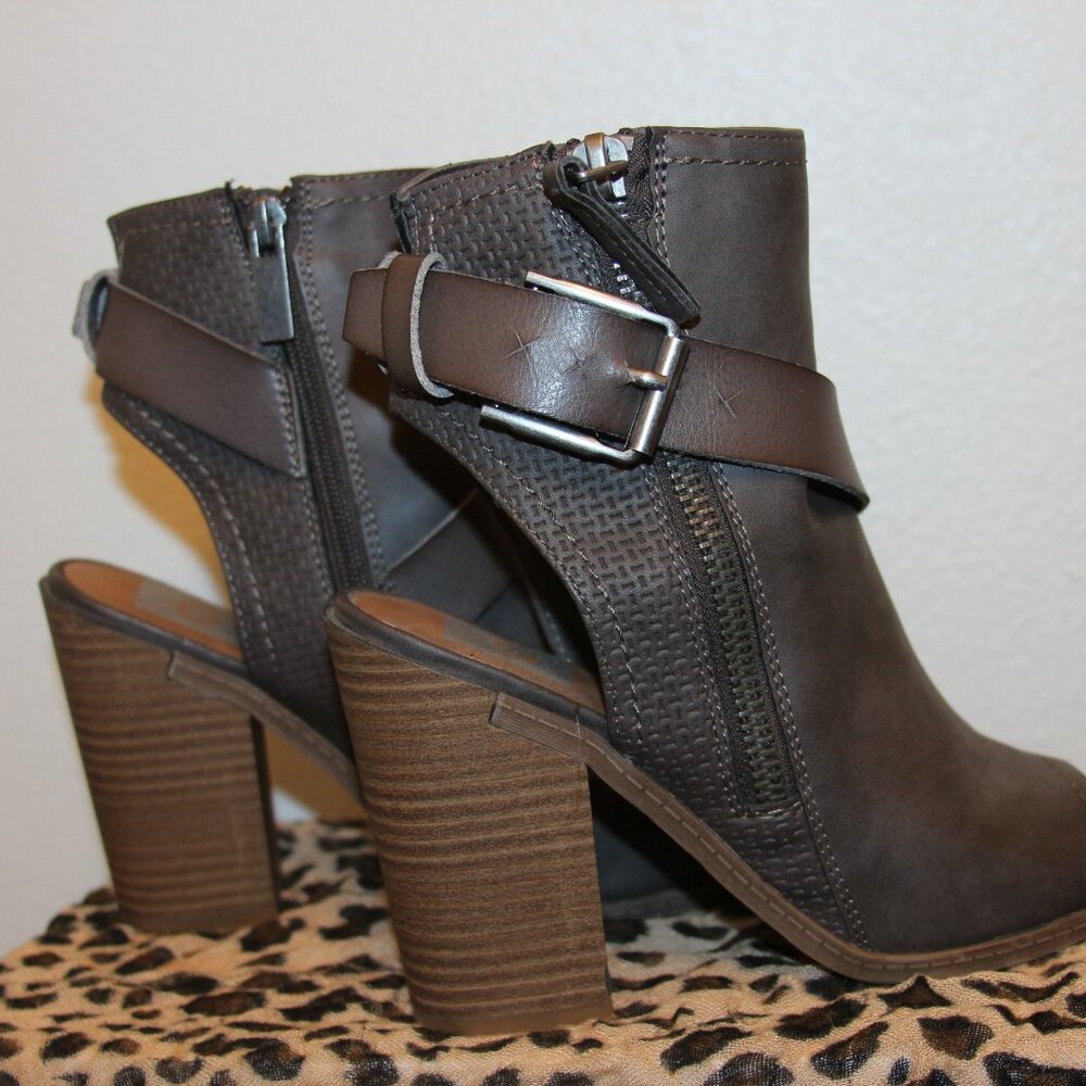 dv By Dolce Vita Peep Toe Heel, Size 6 - Picture 4 of 6